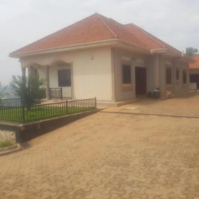 Cheerful 3 Bedroom House With Ample Parking Space. Kampala