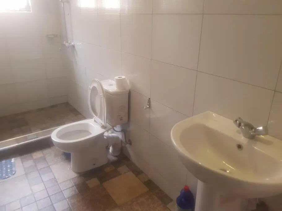 Cheerful 3 Bedroom House With Ample Parking Space. Kampala Holiday home
