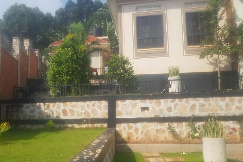 Cheerful 3 Bedroom House With Ample Parking Space. Kampala Uganda